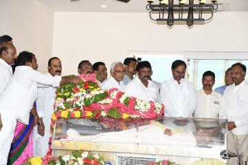 Celebs Pay Condolences to C Narayana Reddy